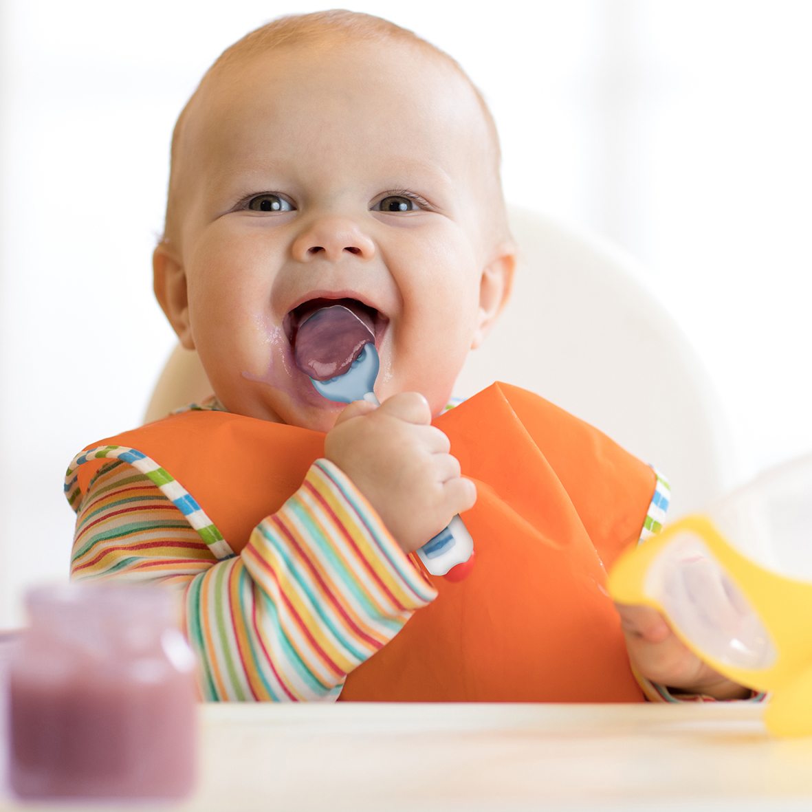 Institut Healthly - Cuillère pré-remplie: voici bébé M de 6 mois qui mange  du gruau de façon autonome avec une cuillère. En pré-remplissant une  cuillère avec une purée épaisse, vous pouvez l'offrir