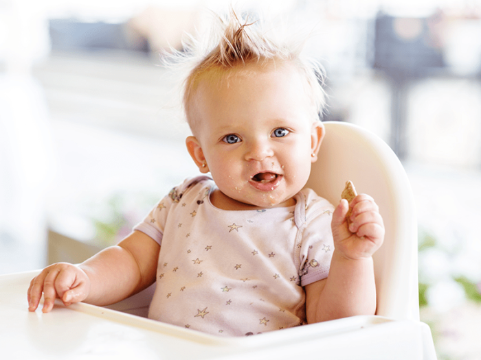 Bébé qui mange un biscuit