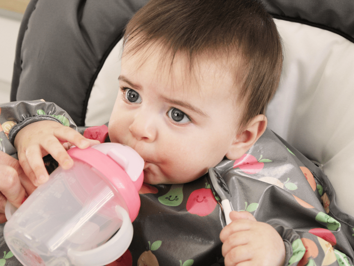 Comment choisir un verre à paille pour bébé ?